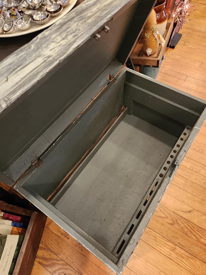 LARGE WOODEN CHEST WITH TRANSFER